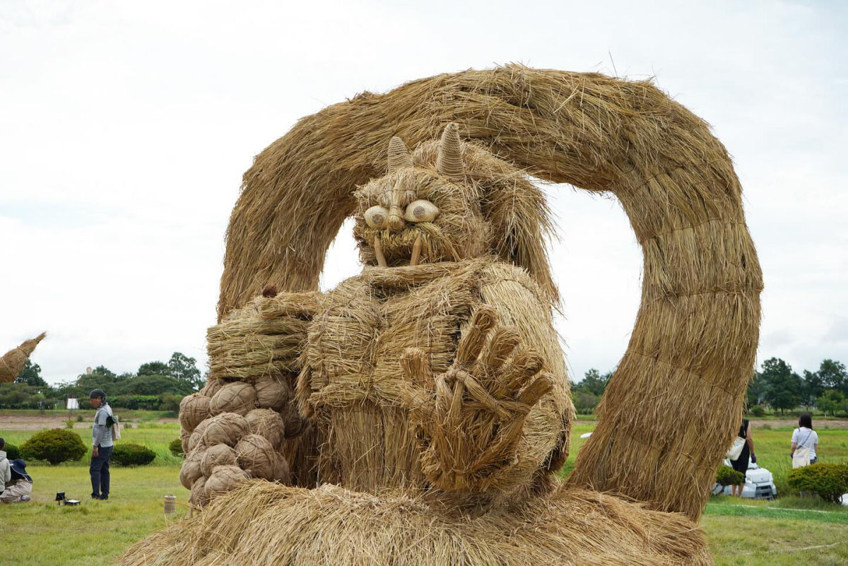 Enormes criaturas de palha tomam conta de um campo japons para o festival anual de arte Wara