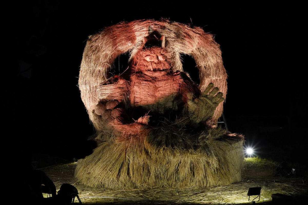 Enormes criaturas de palha tomam conta de um campo japons para o festival anual de arte Wara