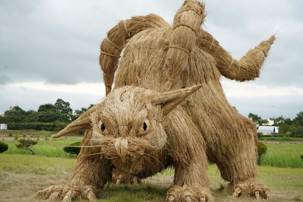 Enormes criaturas de palha tomam conta de um campo japons para o festival anual de arte Wara