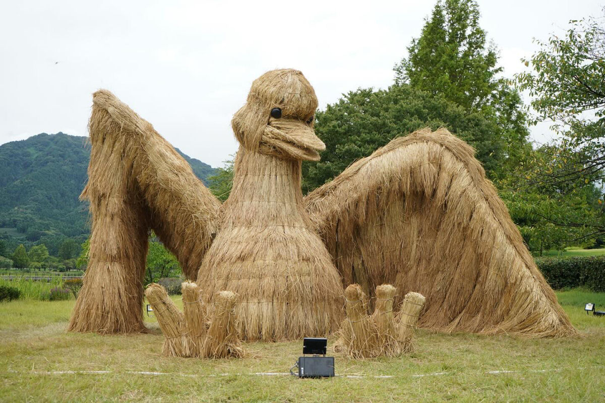 Enormes criaturas de palha tomam conta de um campo japons para o festival anual de arte Wara