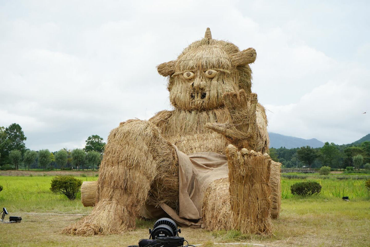 Enormes criaturas de palha tomam conta de um campo japons para o festival anual de arte Wara