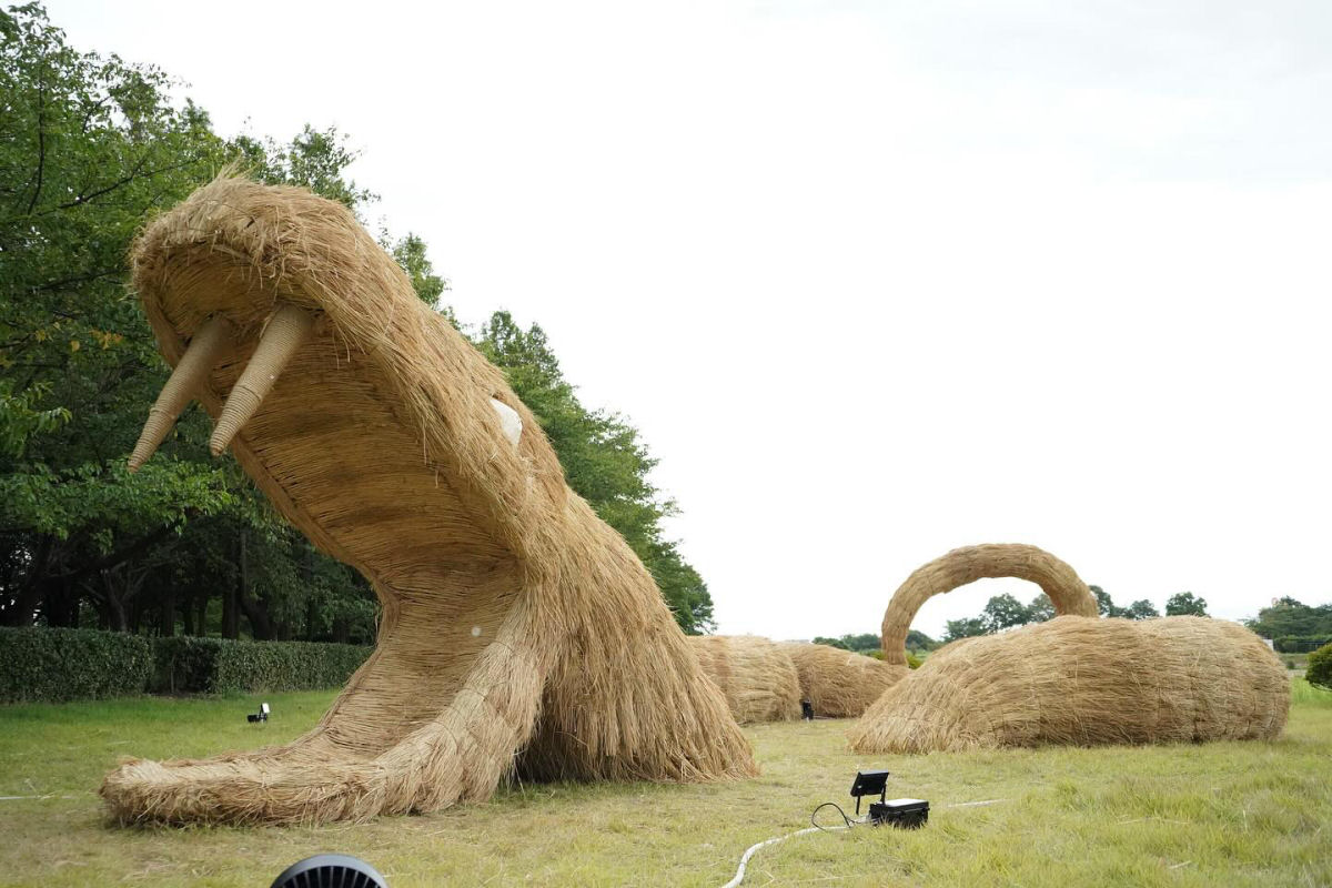 Enormes criaturas de palha tomam conta de um campo japons para o festival anual de arte Wara