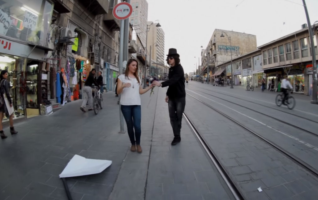 Curta 'Forward', mostra homem andando pelas ruas com o mundo em reverso