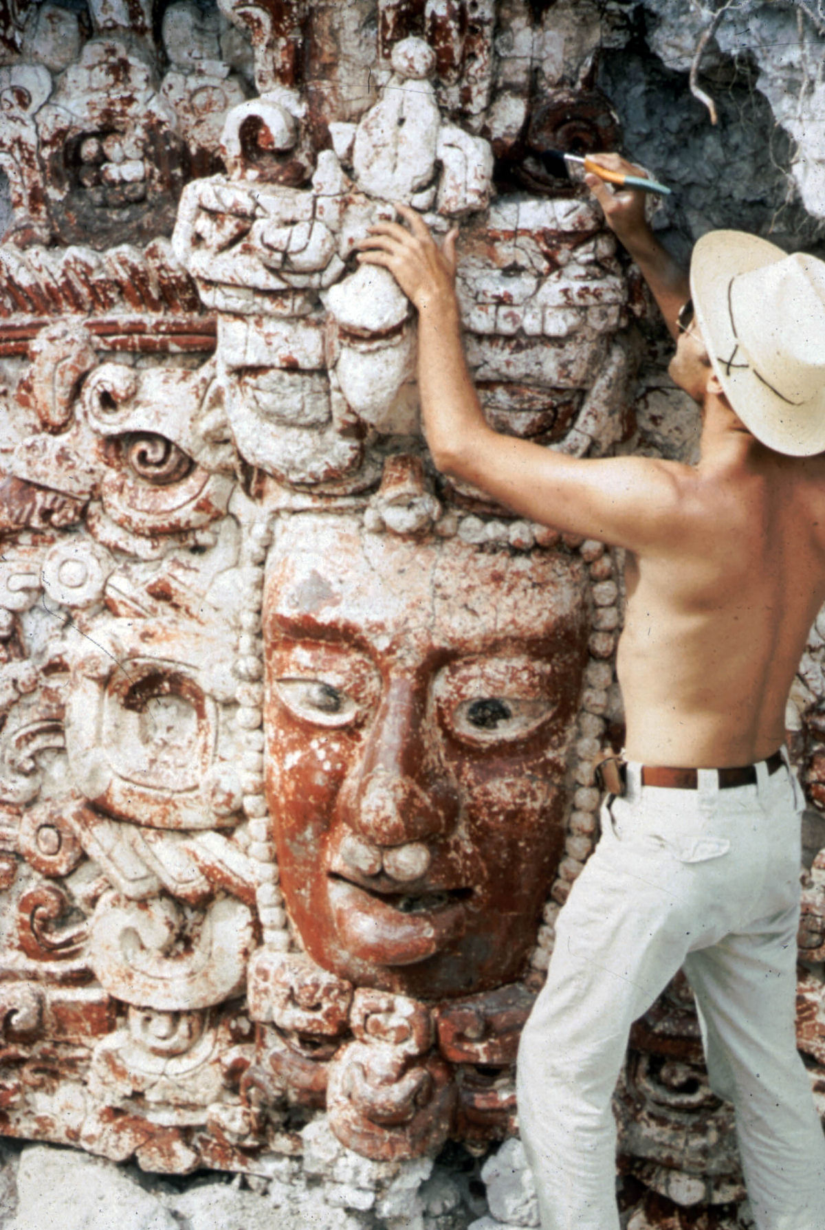 Friso maia que foi descaradamente saqueado está sendo restaurado