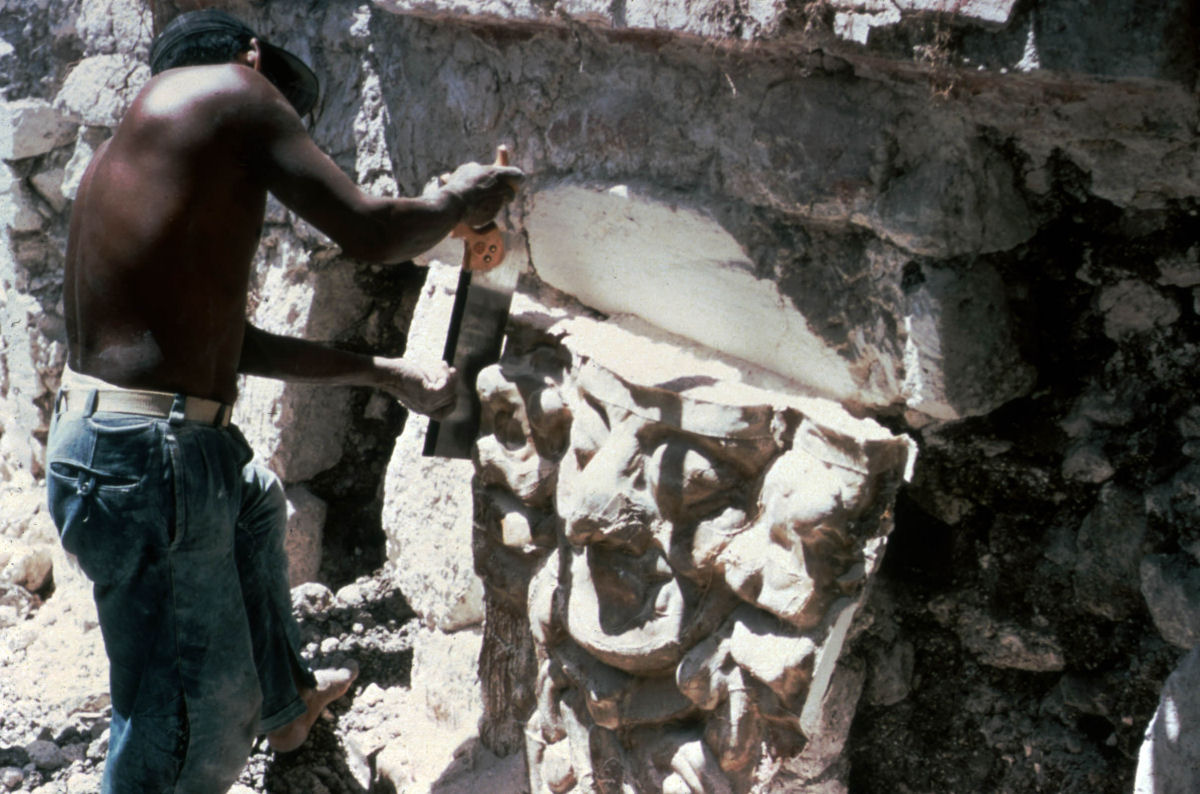 Friso maia que foi descaradamente saqueado está sendo restaurado