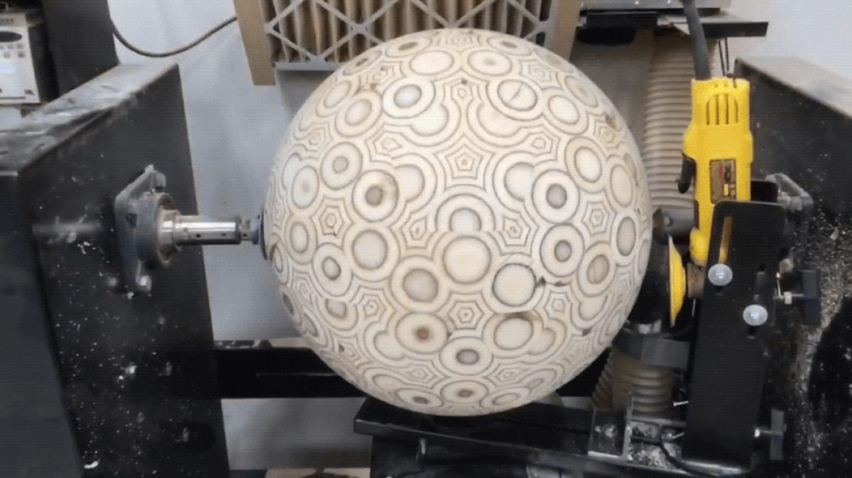 Time-lapse mostra o intrincado processo de transformar placas de compensado em lindas esferas geodésicas