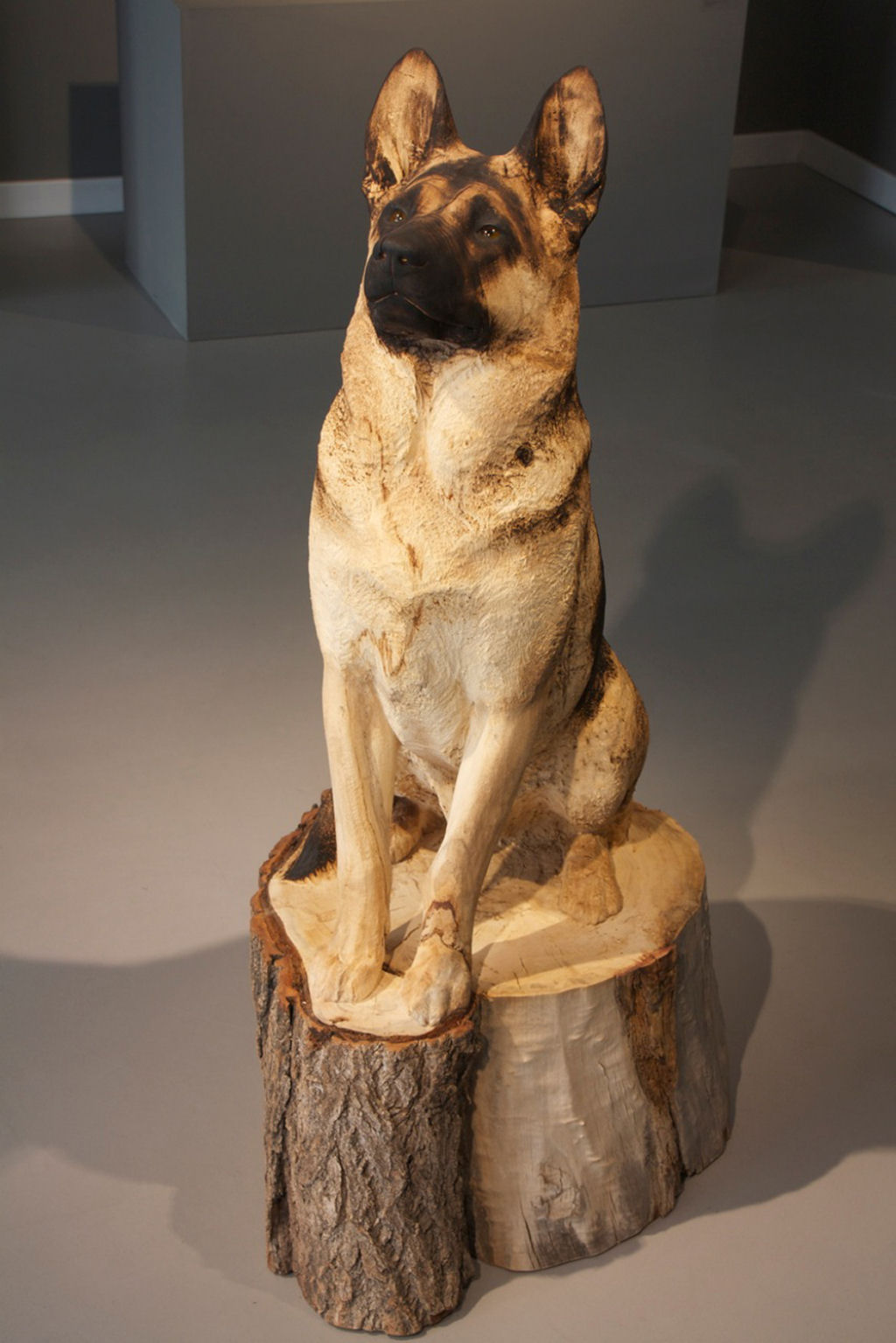 Artista transforma troncos de árvores em esculturas de animais ultrarrealistas 13
