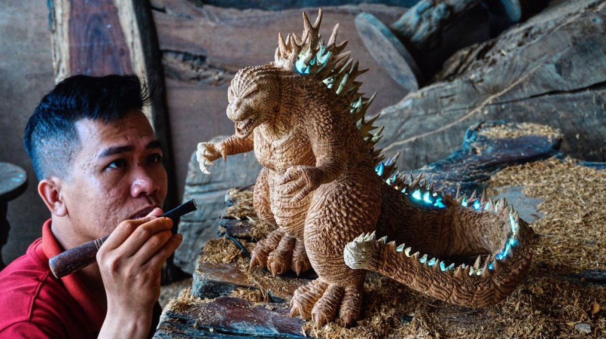 Mestre escultor recria Godzilla de madeira em 25 dias