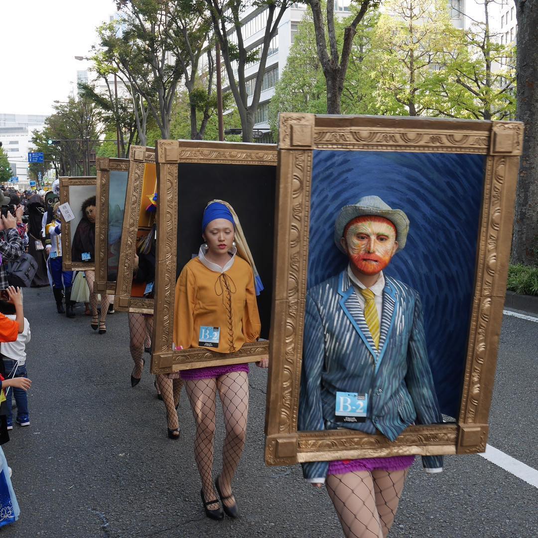 Obras de arte históricas desfilam ao vivo na parada anual de Halloween em Kawasaki, Japão 04