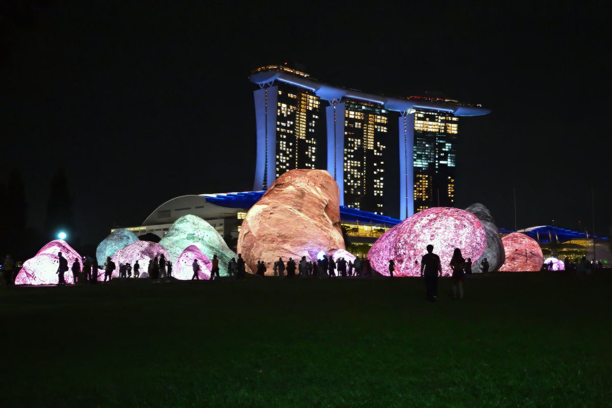 Enormes rochas brilhantes iluminam festival em Singapura