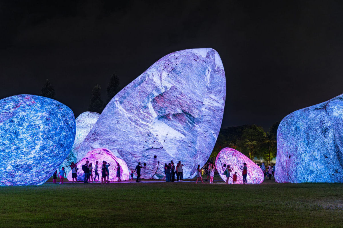 Enormes rochas brilhantes iluminam festival em Singapura