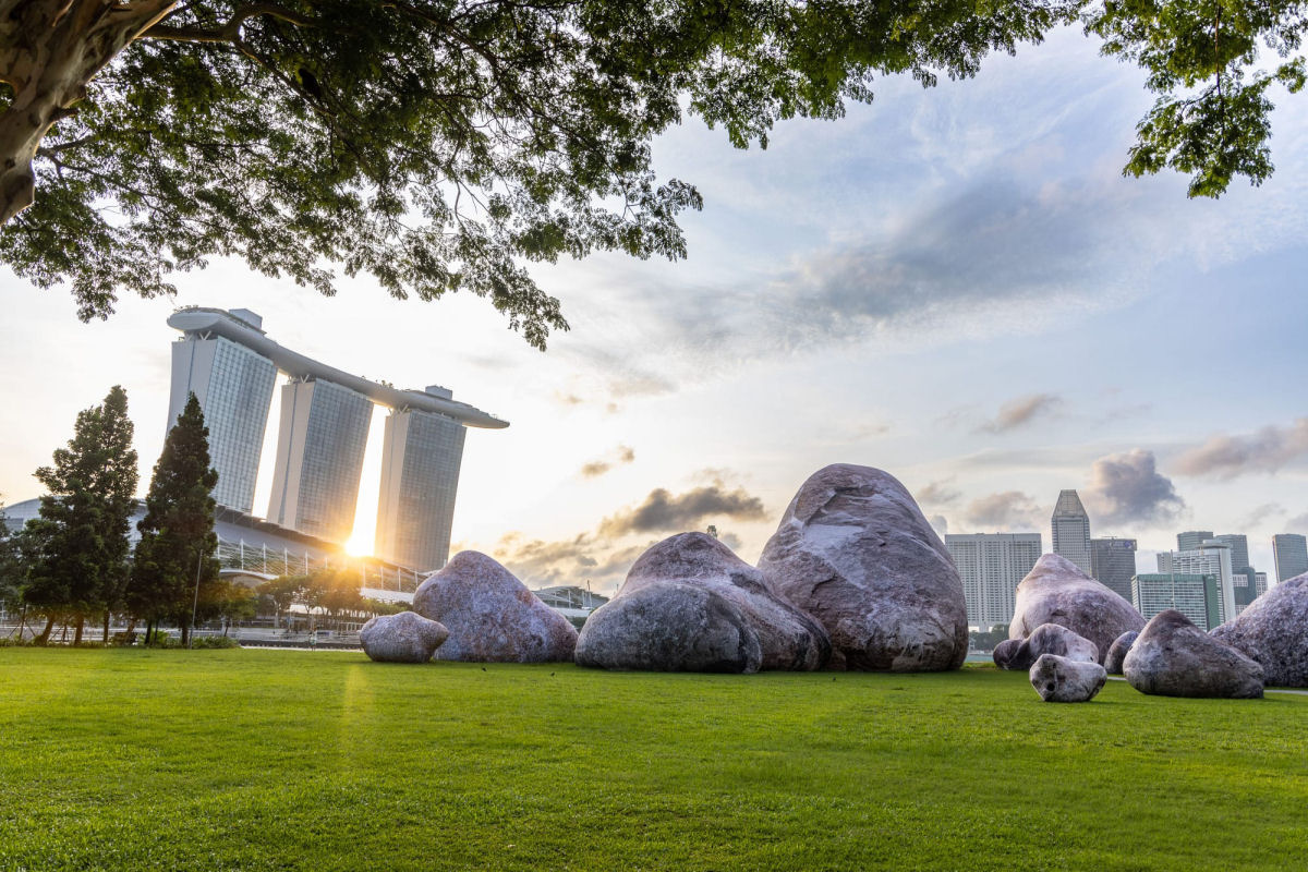 Enormes rochas brilhantes iluminam festival em Singapura