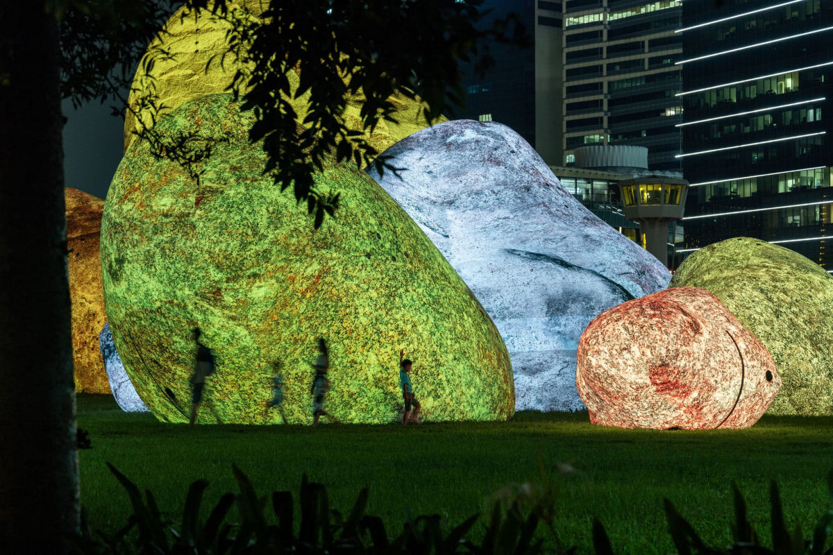 Enormes rochas brilhantes iluminam festival em Singapura