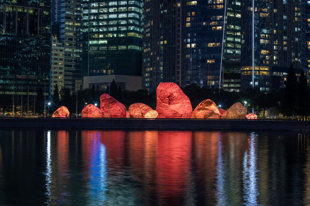 Enormes rochas brilhantes iluminam festival em Singapura