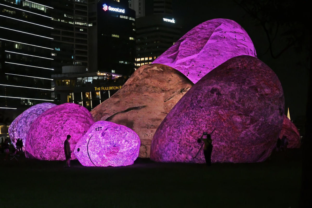 Enormes rochas brilhantes iluminam festival em Singapura