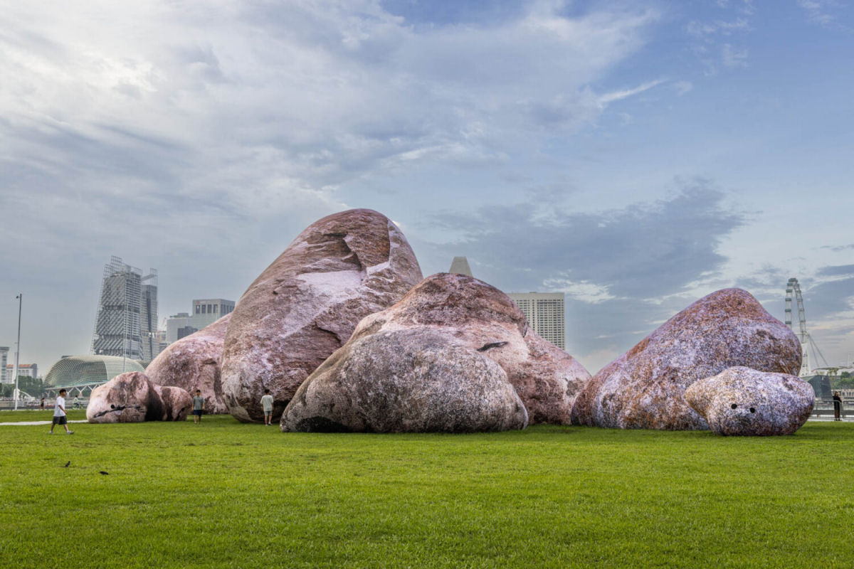 Enormes rochas brilhantes iluminam festival em Singapura