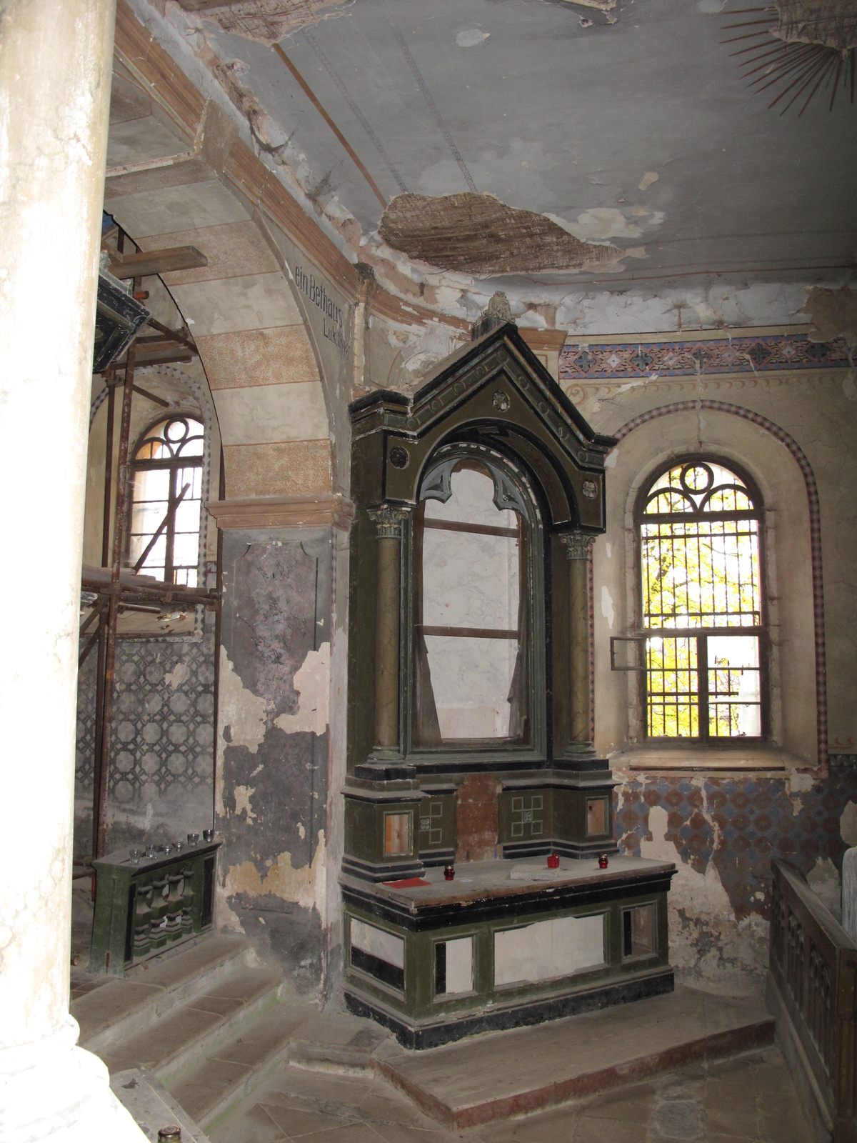 A Igreja Fantasma de So Jorge habitada por 30 fantasmas assustadores, na Repblica Tcheca