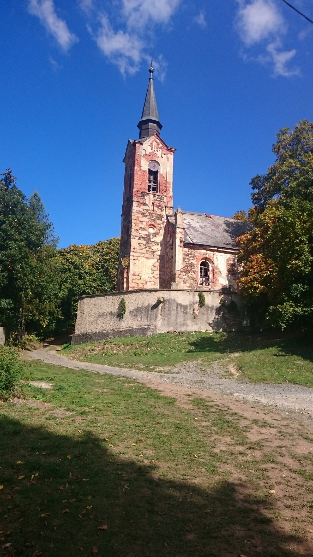 A Igreja Fantasma de So Jorge habitada por 30 fantasmas assustadores, na Repblica Tcheca