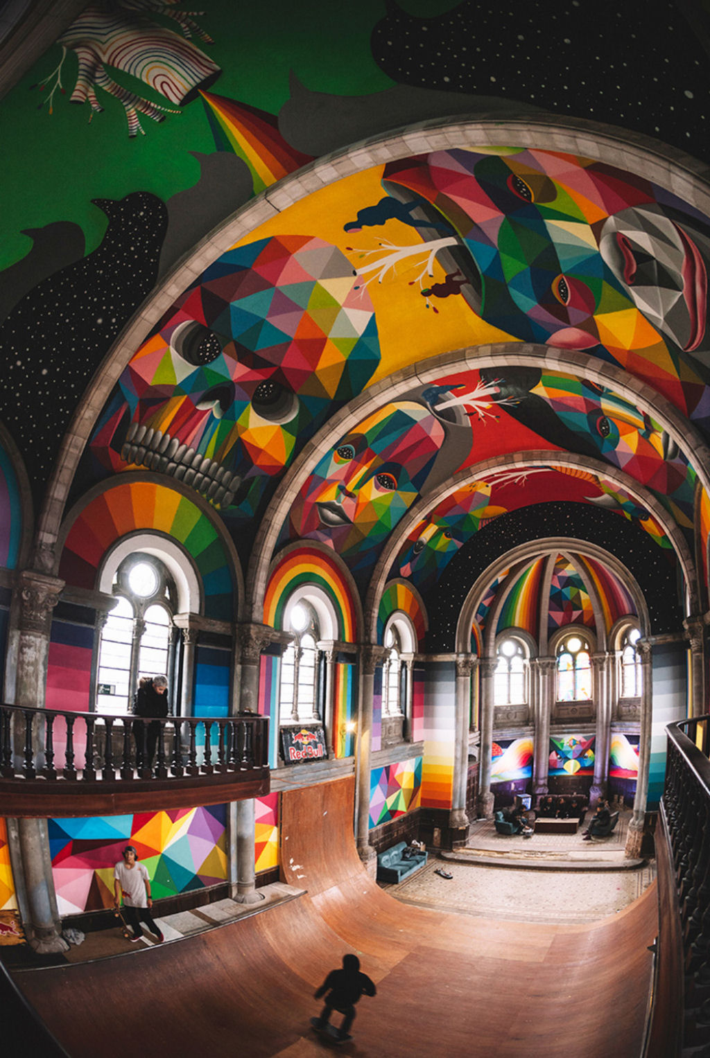 Esta igreja espanhola foi transformada em um parque de skate e pintada com grafites coloridos 01