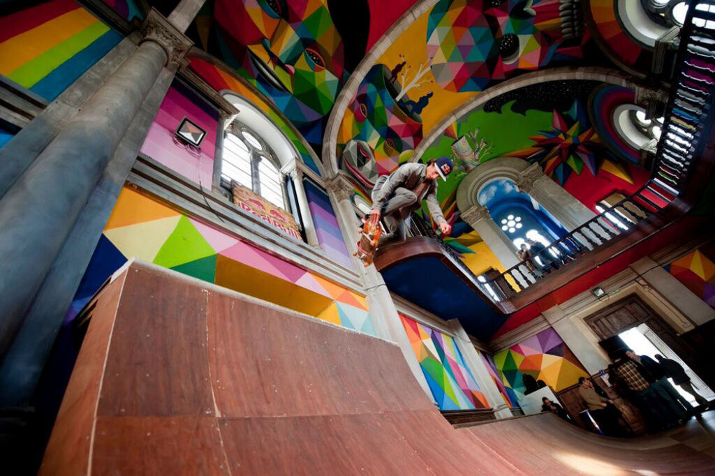 Esta igreja espanhola foi transformada em um parque de skate e pintada com grafites coloridos 05