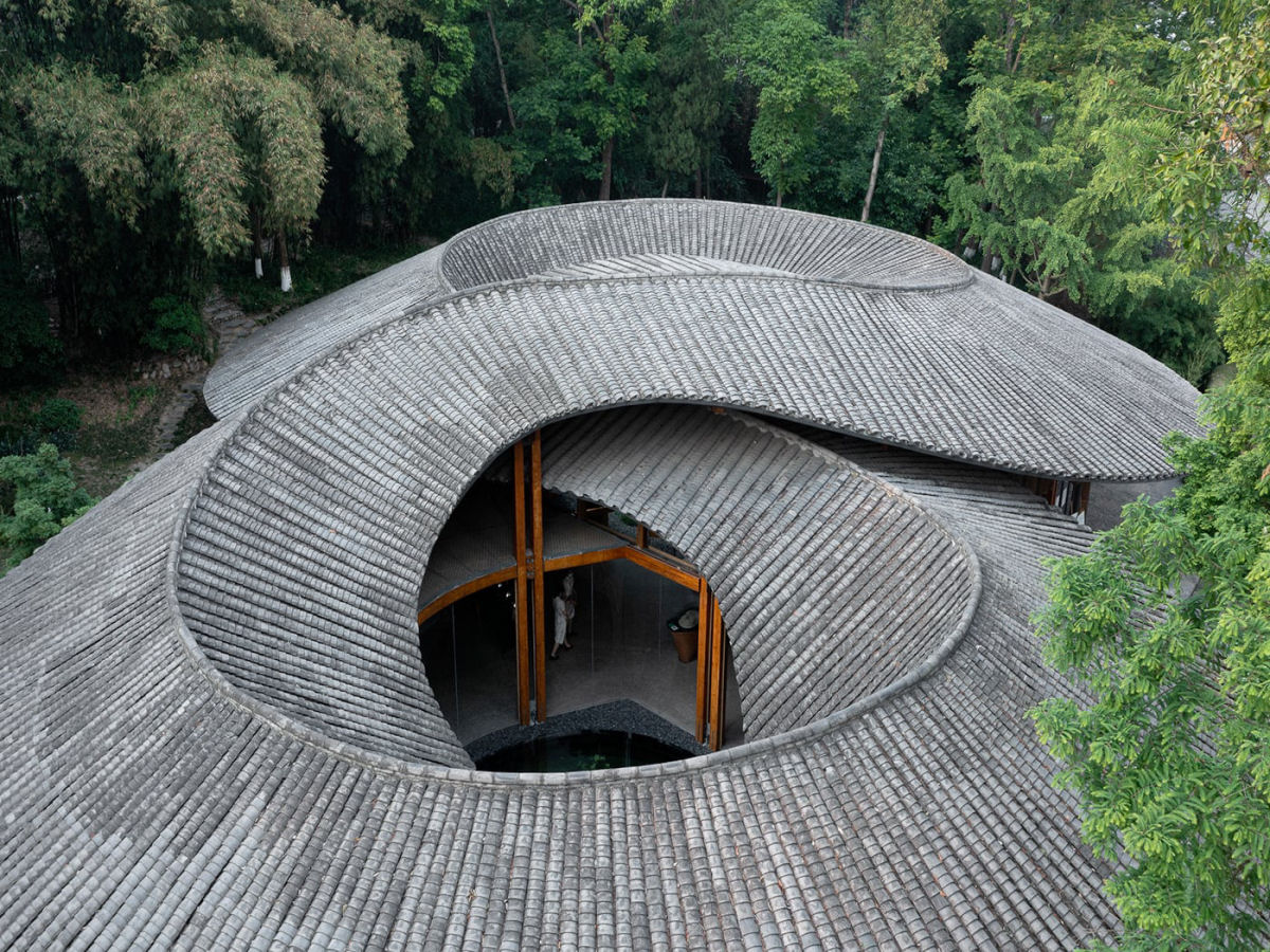 O telhado em forma de infinito de um pavilhão de bambu na província de Sichuan 01