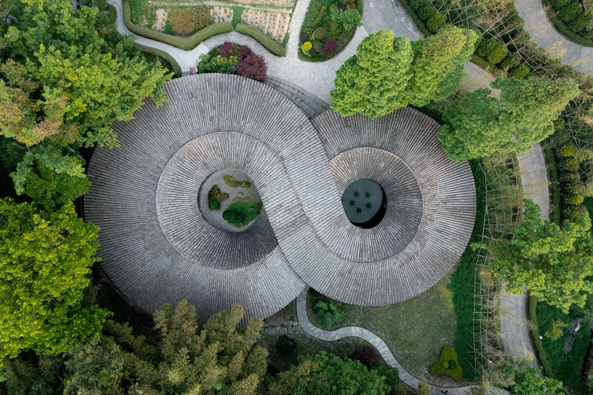 O telhado em forma de infinito de um pavilhão de bambu na província de Sichuan 02