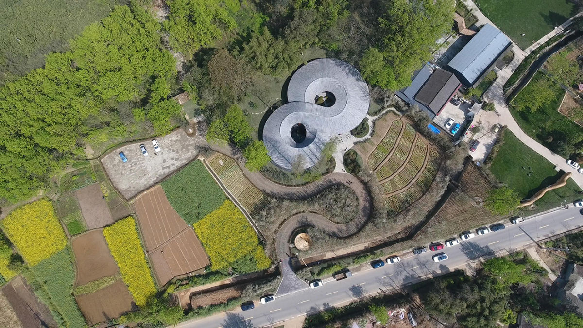 O telhado em forma de infinito de um pavilhão de bambu na província de Sichuan 09