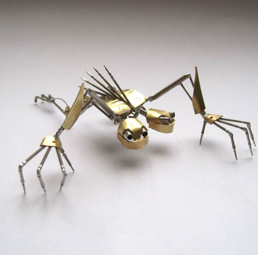 Artista cria incrveis esculturas de insetos utilizando peas recicladas 08