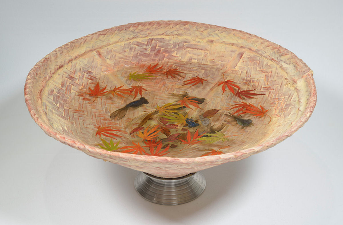 Os peixinhos dourados abstratos pintados em acrílico entre camadas de resina de um artista japonês 10