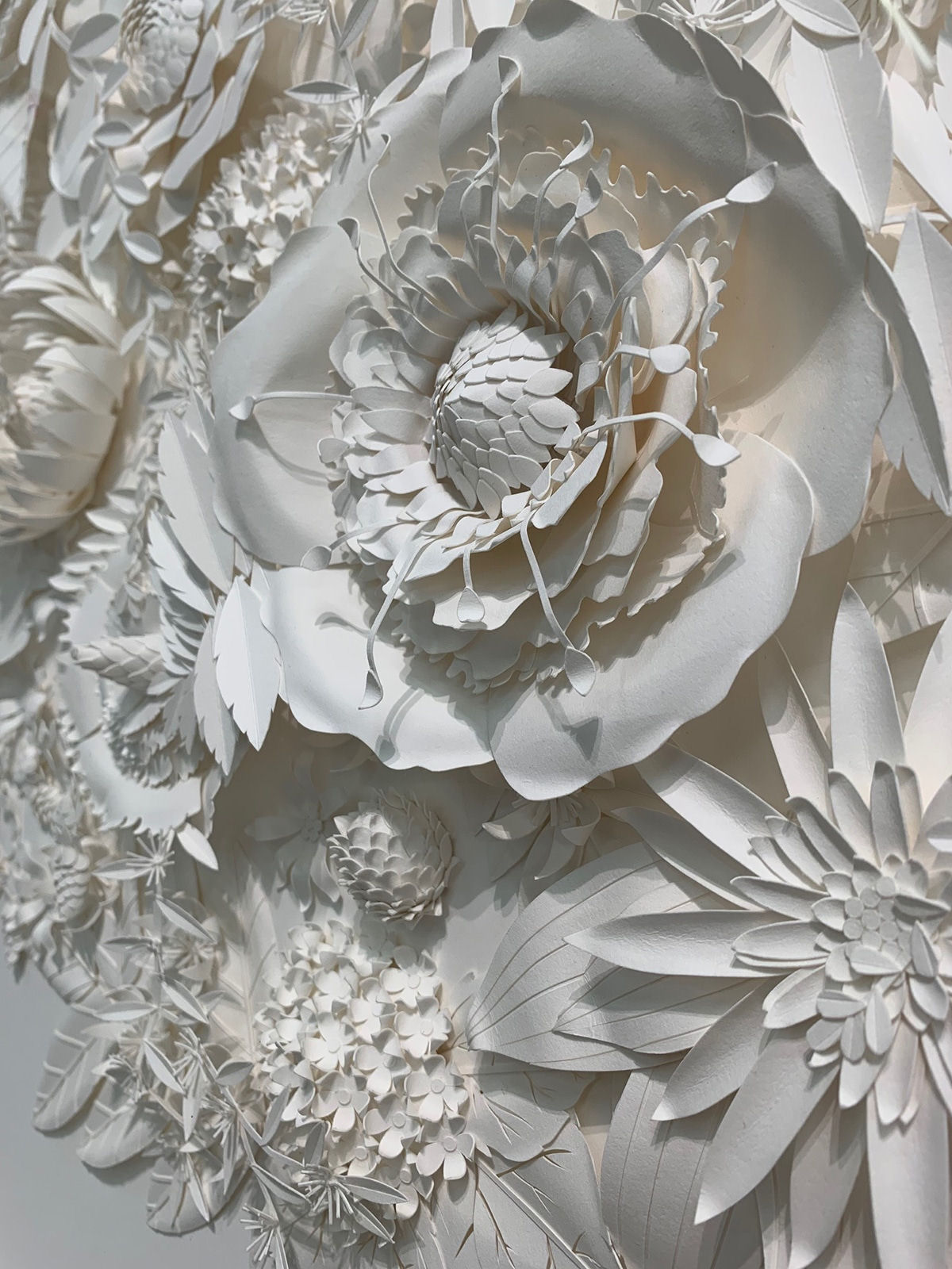 Artista cria 'jardins' exuberantes com flores de papel caprichosamente cortadas 03