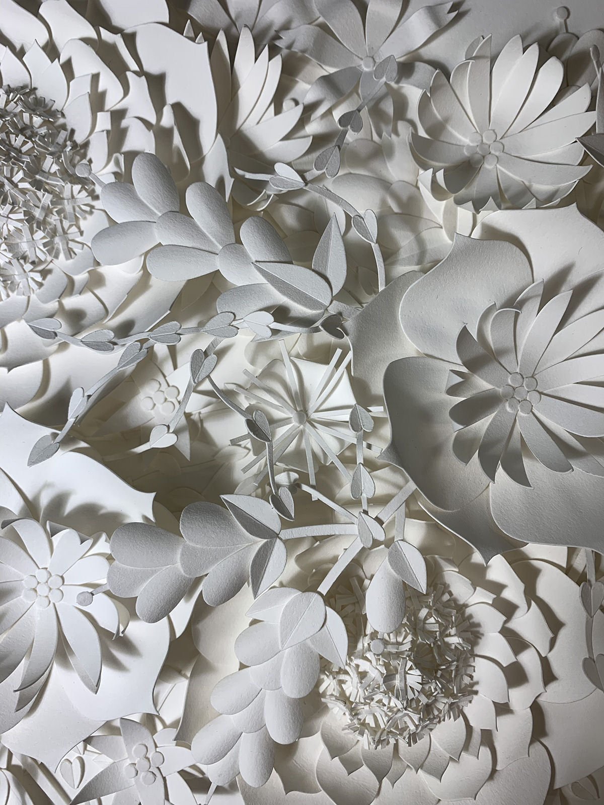 Artista cria 'jardins' exuberantes com flores de papel caprichosamente cortadas 05