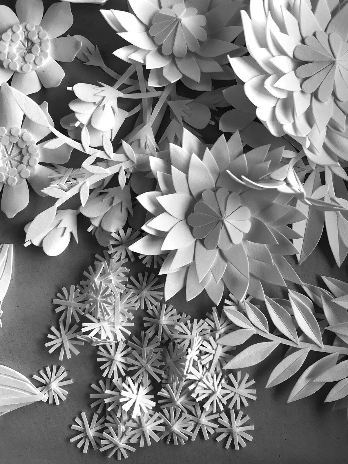 Artista cria 'jardins' exuberantes com flores de papel caprichosamente cortadas 06