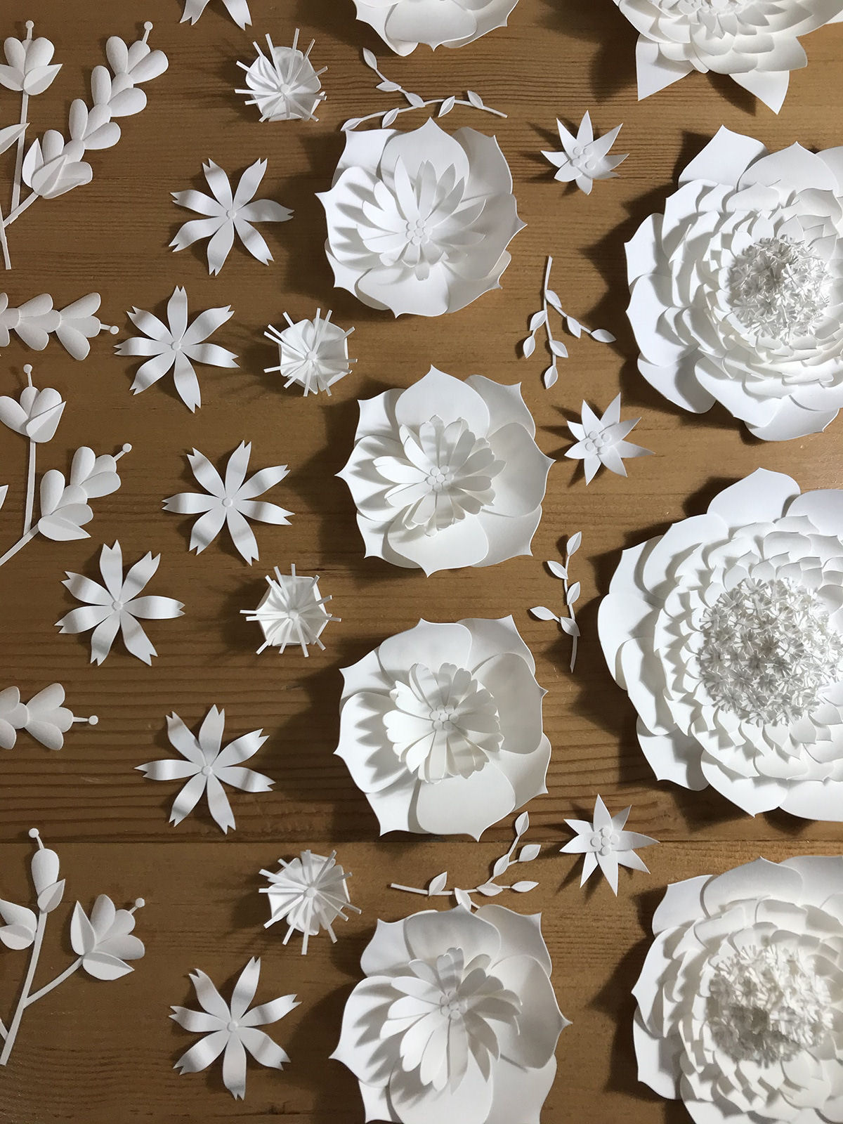 Artista cria 'jardins' exuberantes com flores de papel caprichosamente cortadas 07