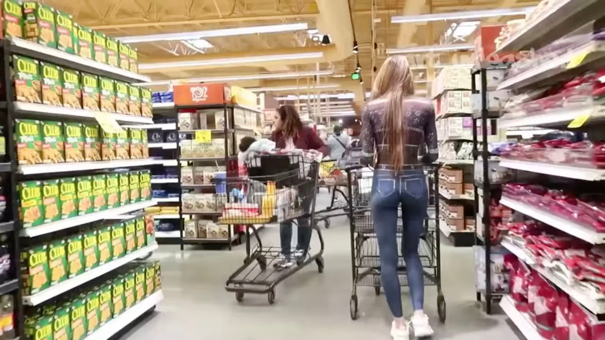 Veja o que ocorre quando uma modelo entra nua em um supermercado usando pintura corporal