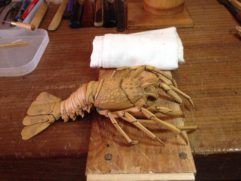 Artista japonês esculpe lagosta de aparência realista com buxinho 07