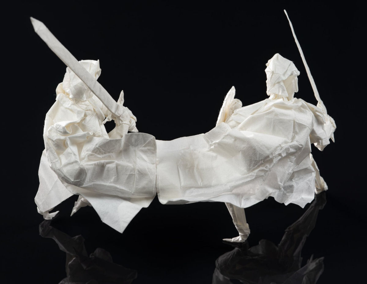 Dois cavaleiros de armadura elaborada surgem de um origami 07