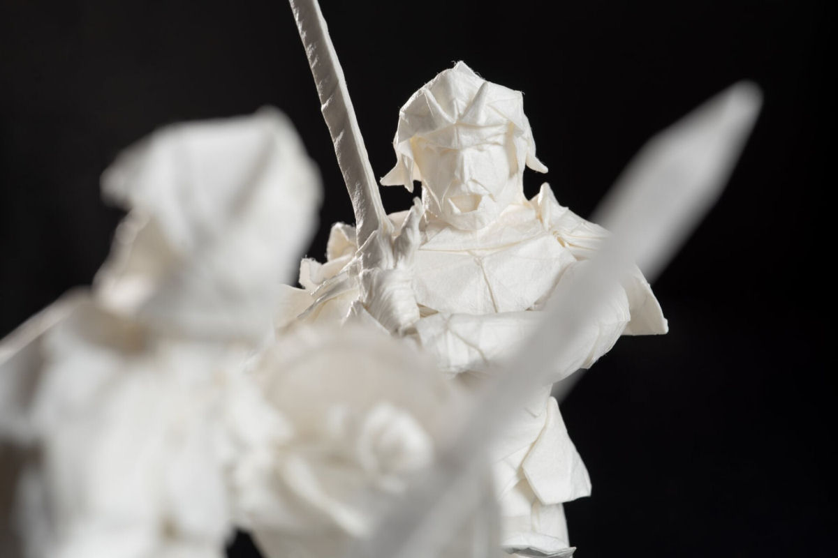 Dois cavaleiros de armadura elaborada surgem de um origami 09