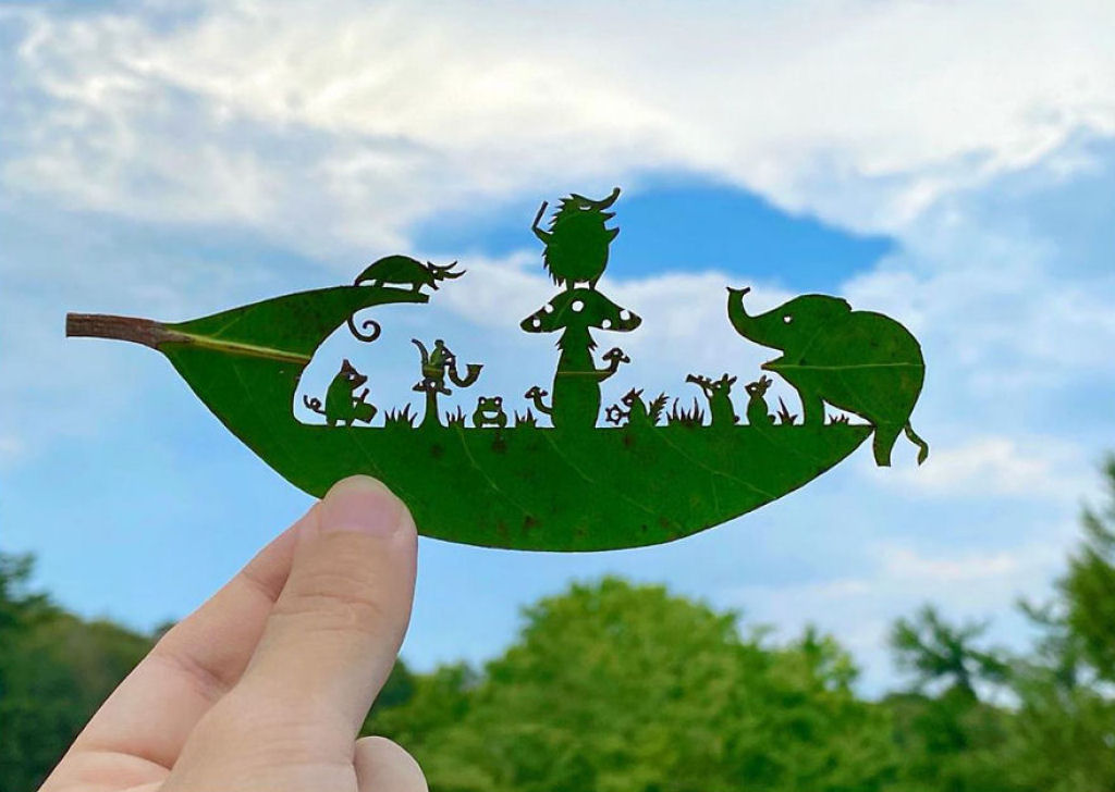 Artista japonês cria intrincadas cenas nas folhas de árvores 02