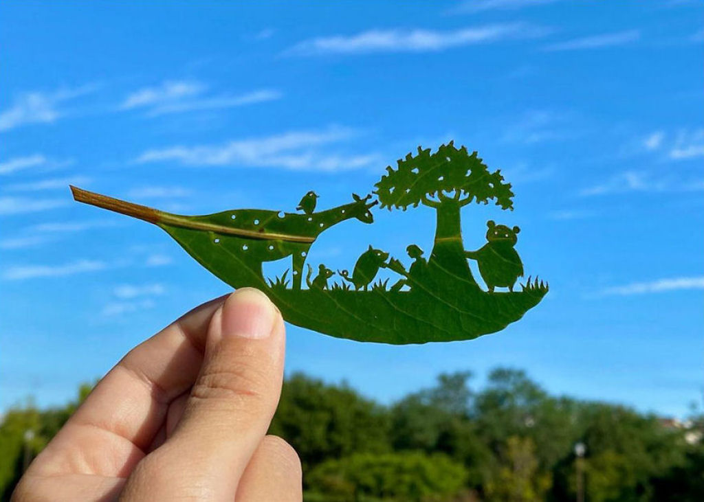 Artista japonês cria intrincadas cenas nas folhas de árvores 09