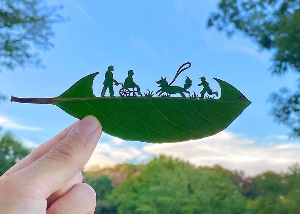 Artista japonês cria intrincadas cenas nas folhas de árvores 20