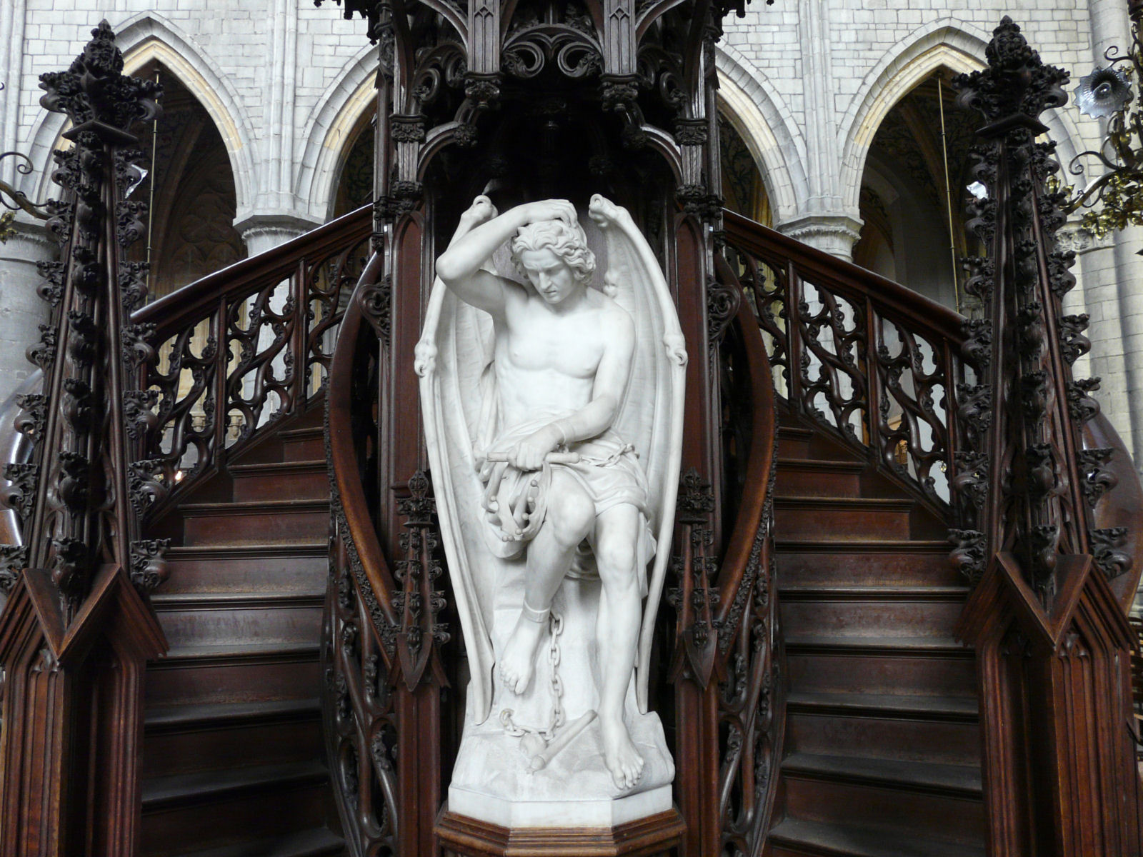 Lúcifer de Liège: mas como diabos o Diabo foi parar no púlpito de uma catedral?