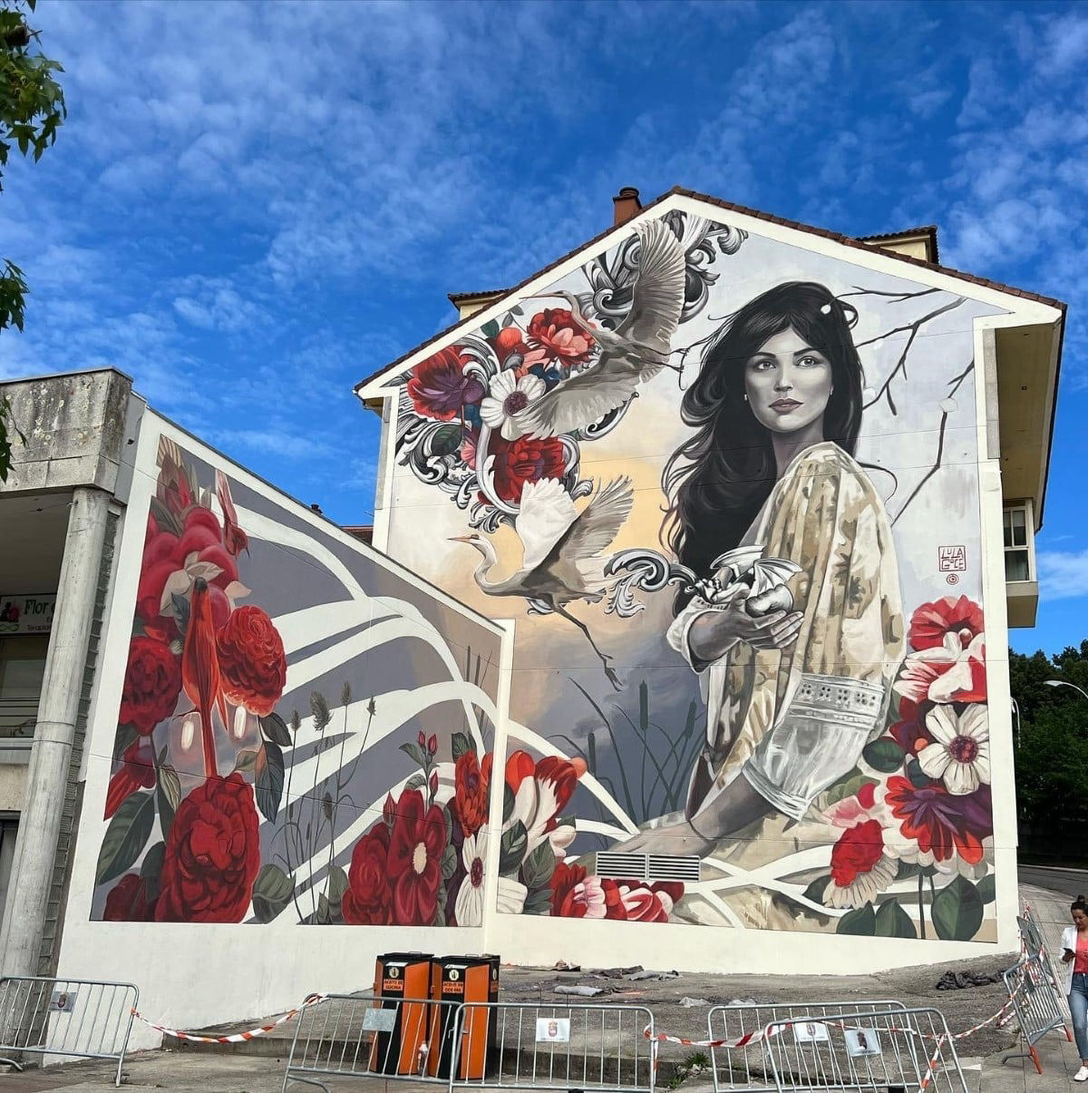 Impressionante mural na Espanha  uma celebrao da natureza e da feminilidade