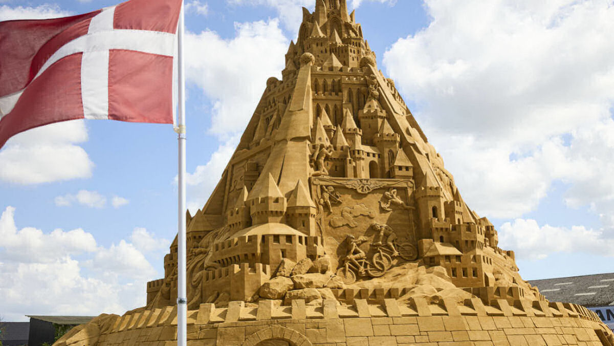 Artistas constroem o maior castelo de areia do mundo na Dinamarca