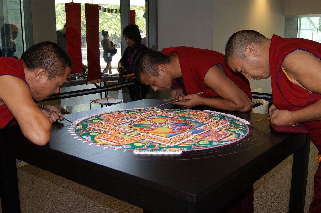 Mandalas de areia tibetanas, a arte sacra de pintura com areia colorida