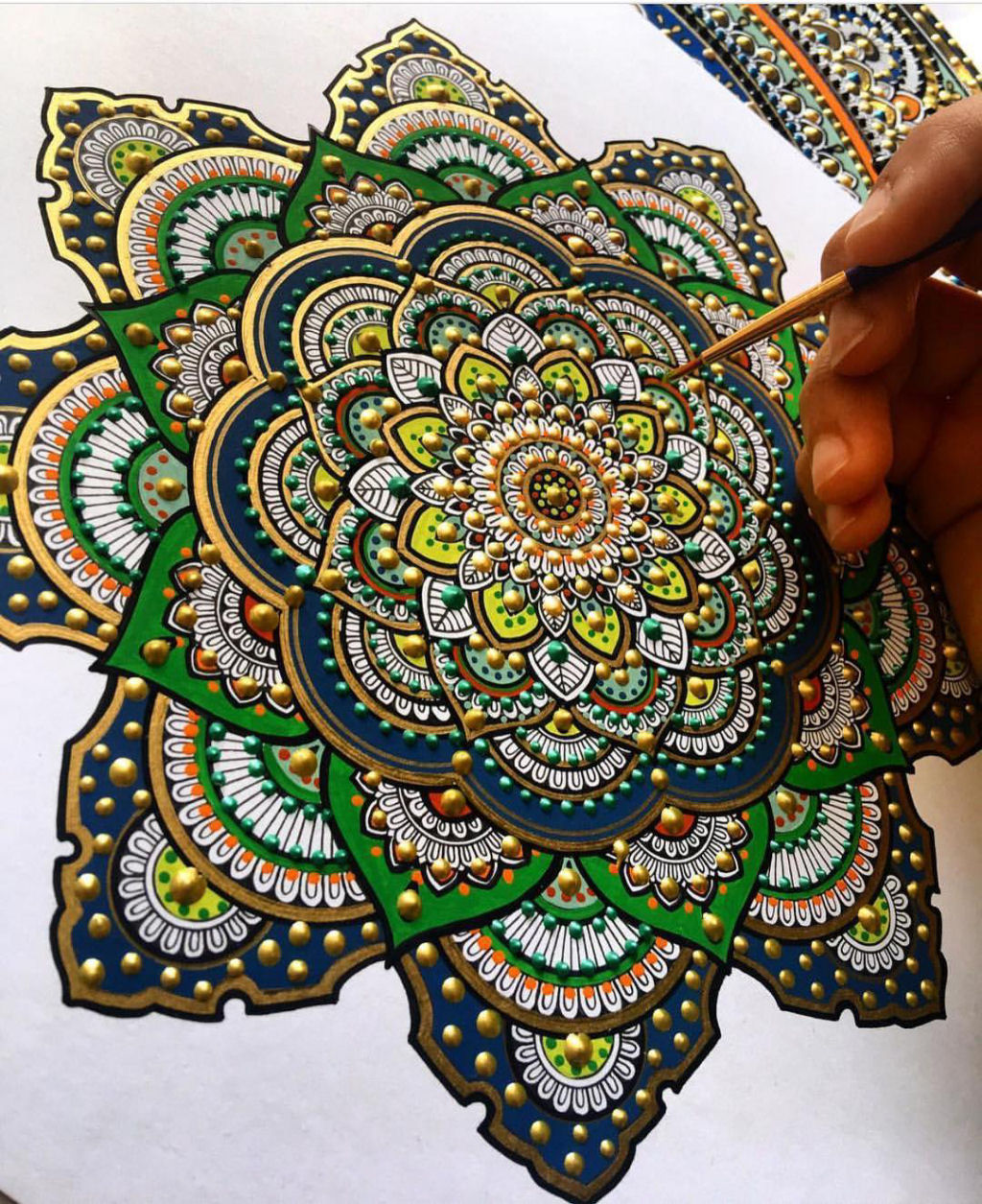 As intricadas mandalas com gotas douradas de Asmahan Mosleh 02