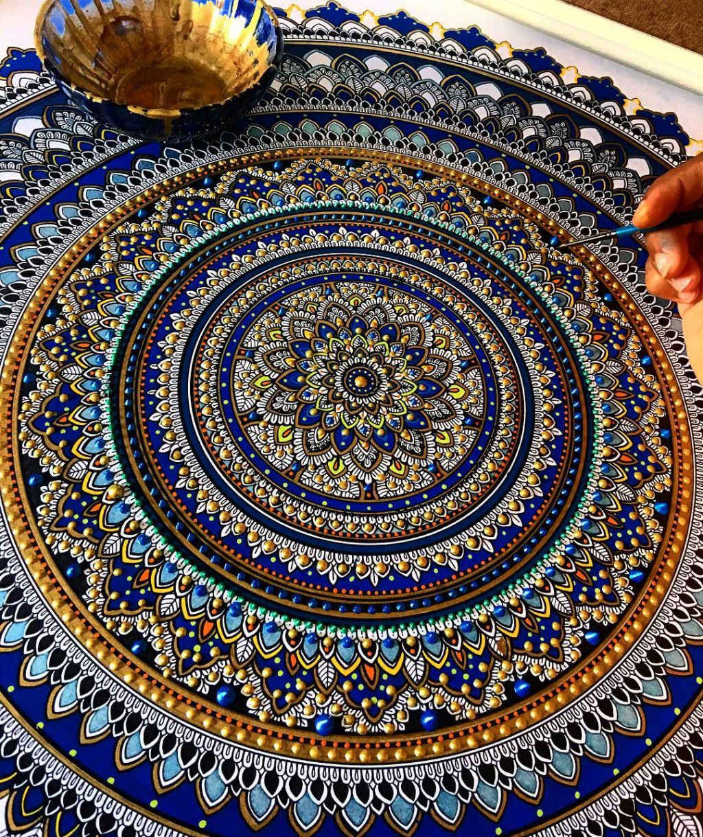 As intricadas mandalas com gotas douradas de Asmahan Mosleh 08