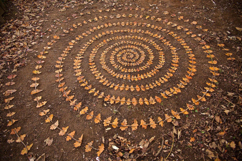 Artista britnico organiza folhas e pedras em elaboradas pilhas e mandalas 03