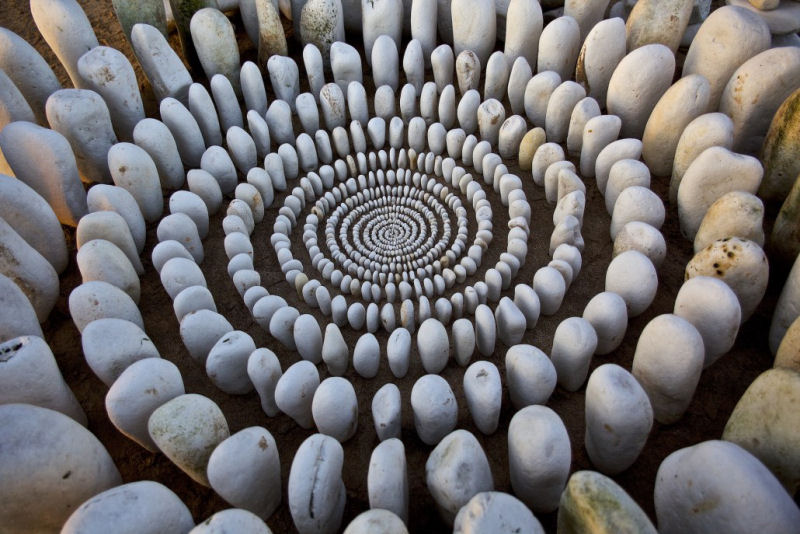 Artista britnico organiza folhas e pedras em elaboradas pilhas e mandalas 07