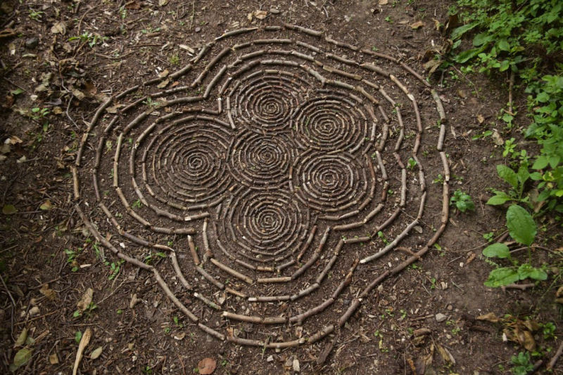 Artista britnico organiza folhas e pedras em elaboradas pilhas e mandalas 09