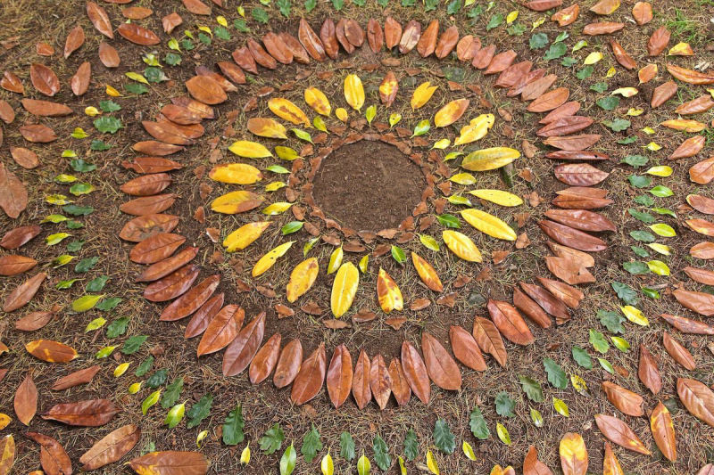 Artista britnico organiza folhas e pedras em elaboradas pilhas e mandalas 13